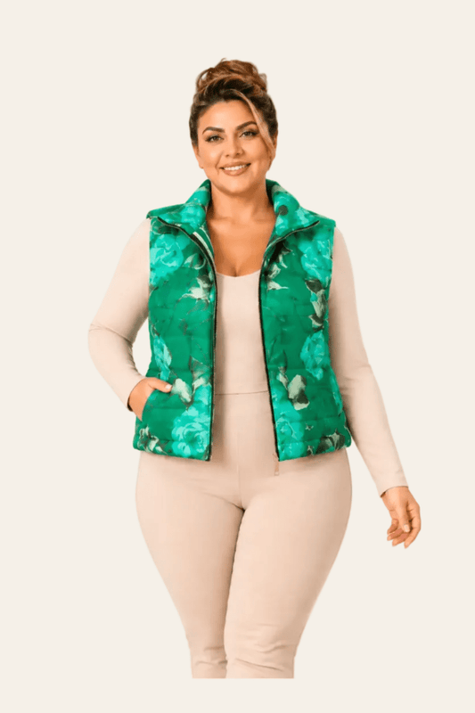Vooraanzicht van kort gewatteerd damesgilet met bloemenprint en ritssluiting.