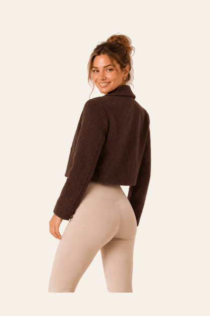 Korte bruine damesmantel met brede revers en dubbele knoopsluiting