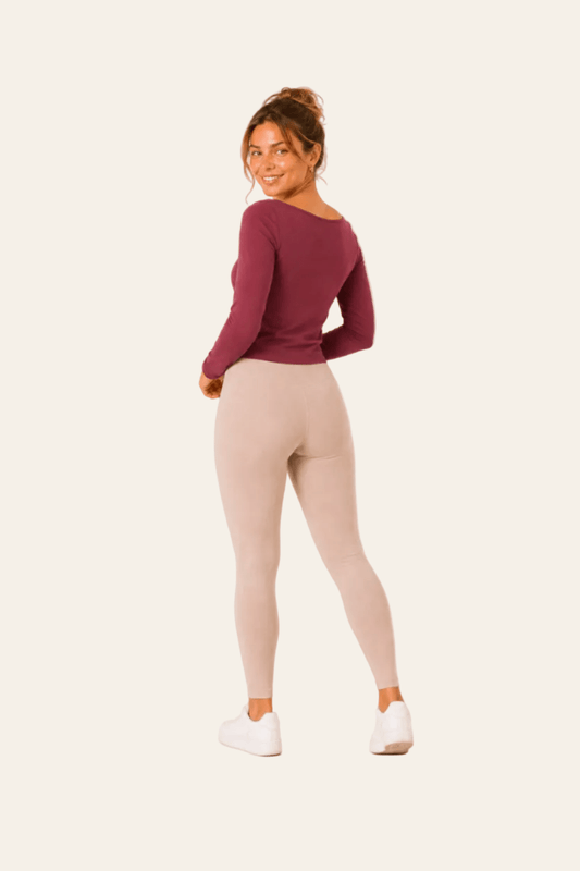 Korte katoenen damesblouse met rechthoekige hals en lange mouwen