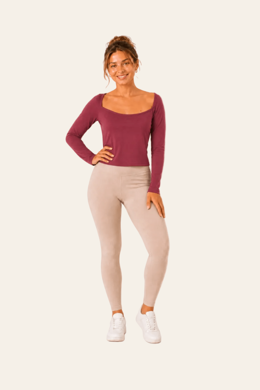 Korte katoenen damesblouse met rechthoekige hals en lange mouwen