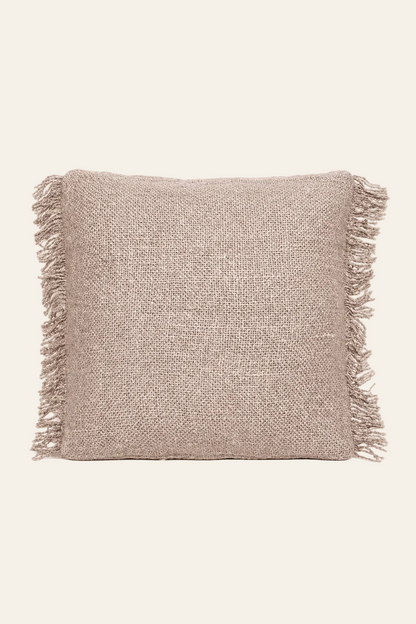 Kussenhoes in parelgrijs katoen met structuur op een lichte beige achtergrond als productfoto