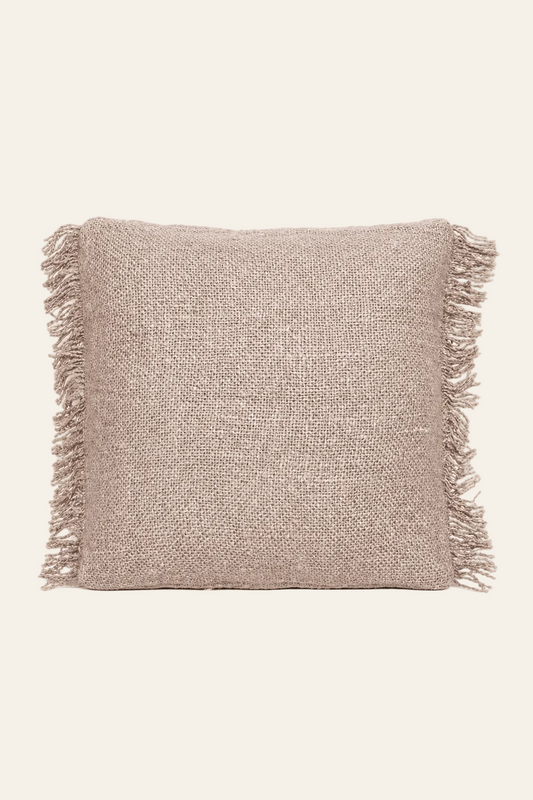 Kussenhoes in parelgrijs katoen met structuur op een lichte beige achtergrond als productfoto