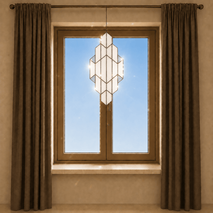 Verticale Tiffany raamhanger met symmetrisch geometrisch glas-in-lood in raam