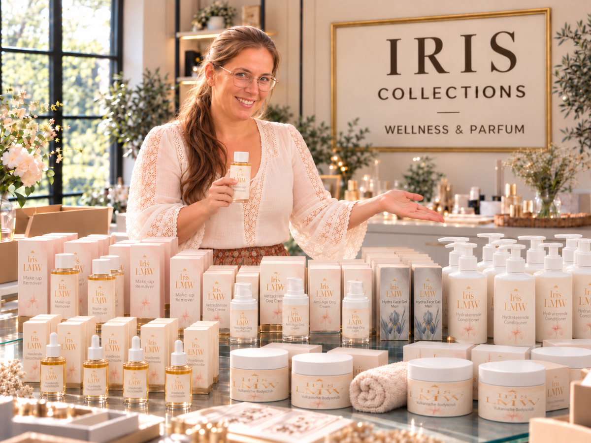 Zaakvoerster wijst met de hand richting de uitgestalde collectie wellnessproducten op een glazen tafel.