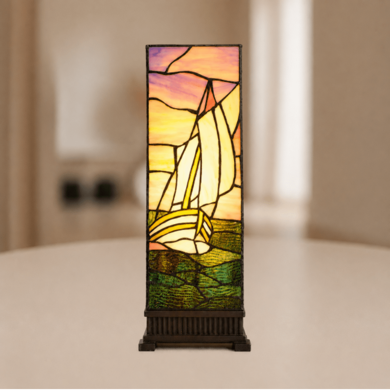 Brandende Tiffany zeilbootlamp met glas-in-lood in beigekleur, paarskleur, groenkleur en blauwkleur