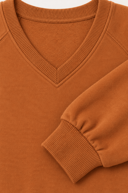Detail van zoom, hals en mouw van lange casual damesblouse met v-hals, jetstenen print en verborgen zijzakken.