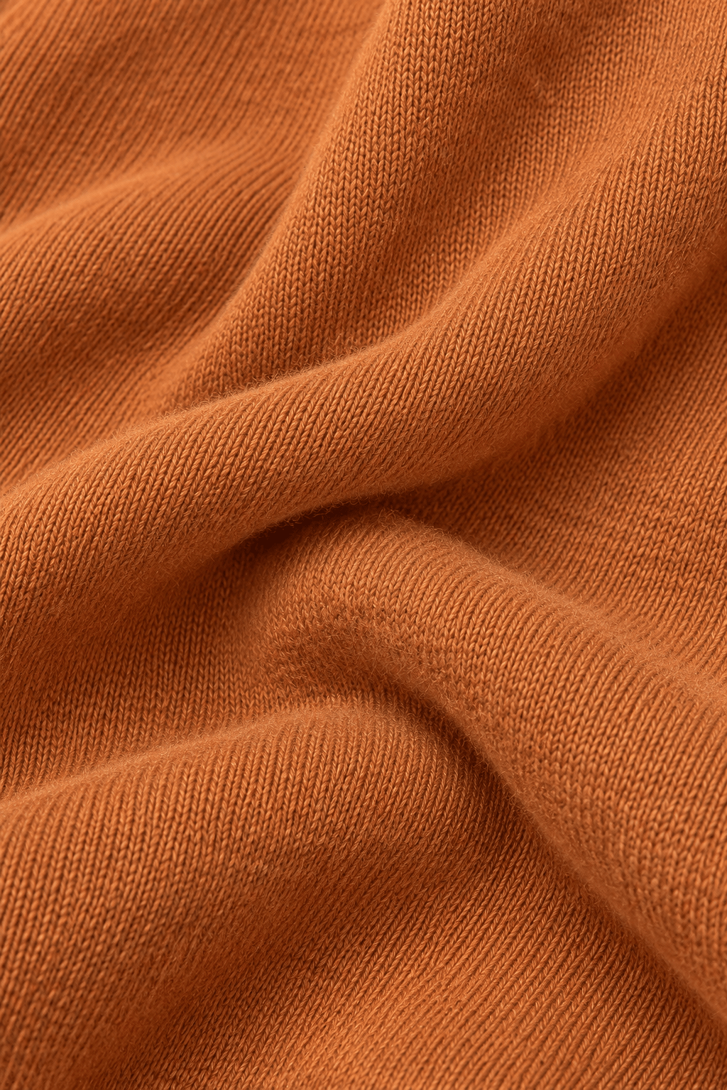Detail van de stofstructuur van lange casual damesblouse met v-hals, jetstenen print en verborgen zijzakken.