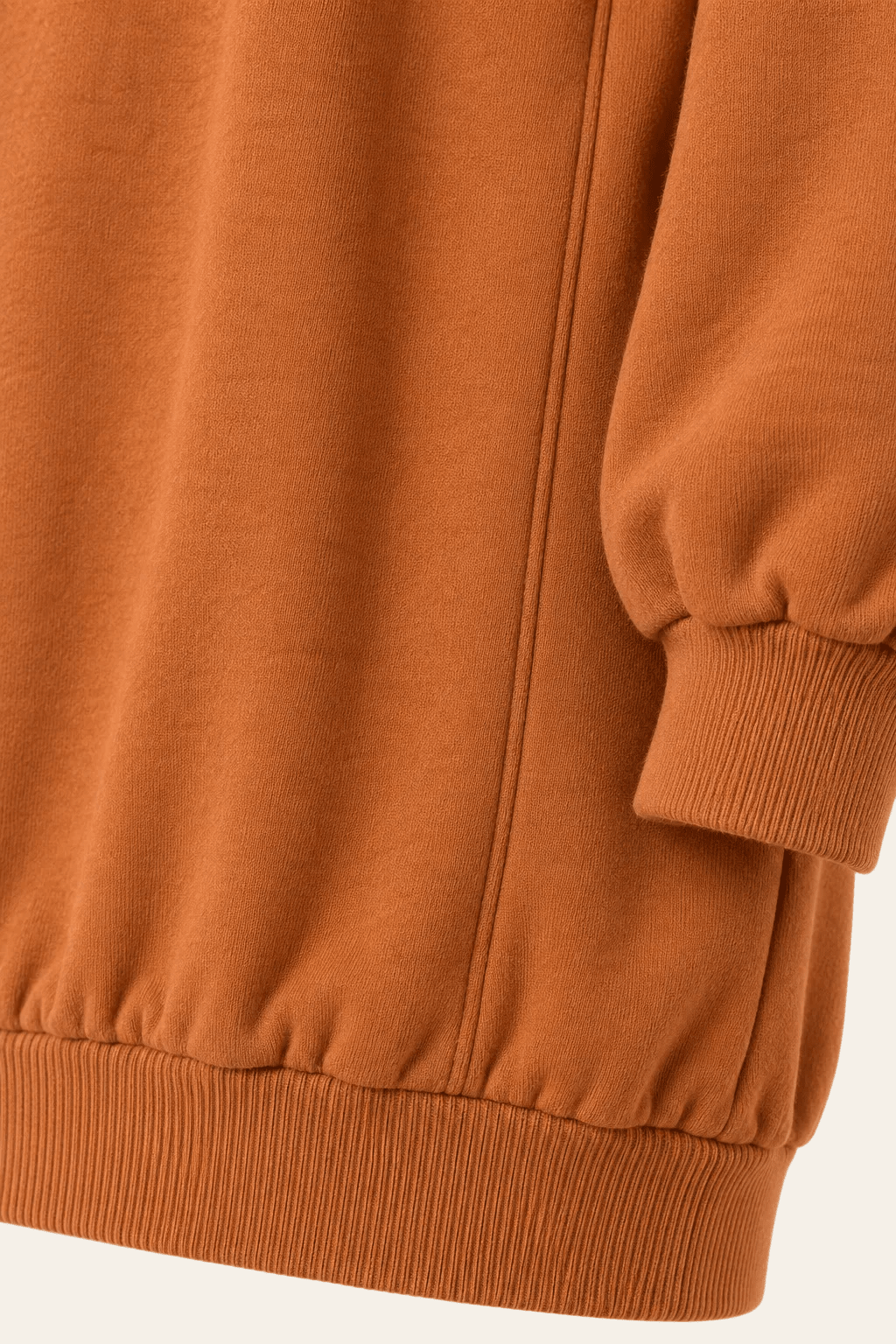 Detail van snit en naadafwerking van lange casual damesblouse met v-hals, jetstenen print en verborgen zijzakken.