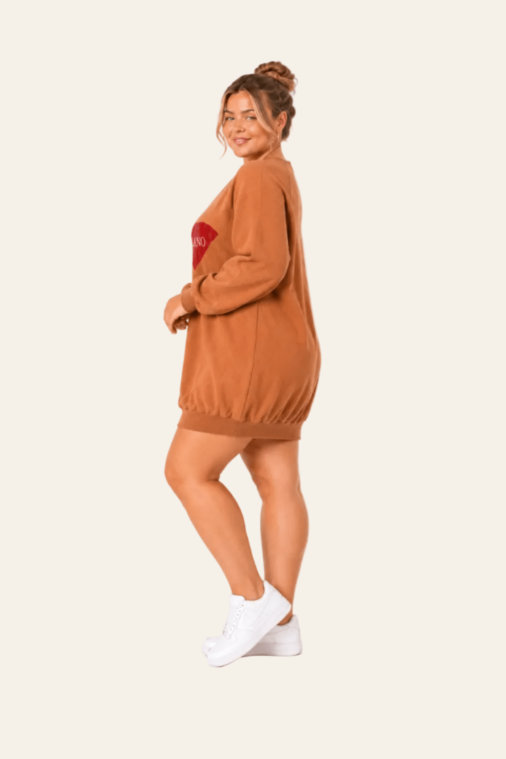 Zijaanzicht van lange casual damesblouse met v-hals, jetstenen print en verborgen zijzakken.