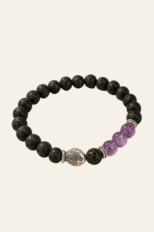 Lavasteen armband met amethist vis op een licht beige achtergrond als productfoto