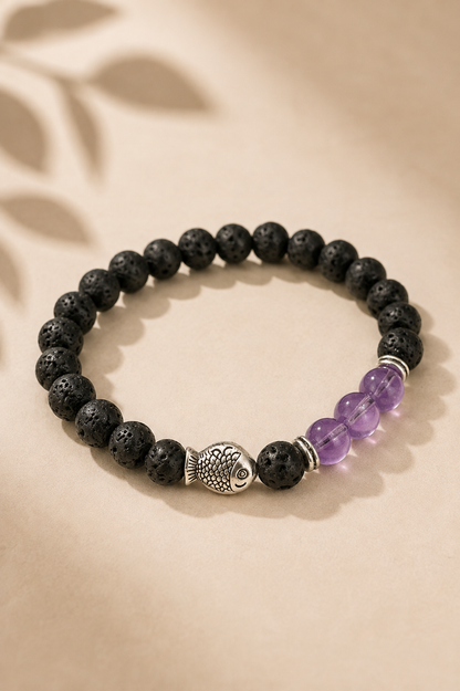 Lavasteen armband met amethist vis op een licht beige gebladerde achtergrond 