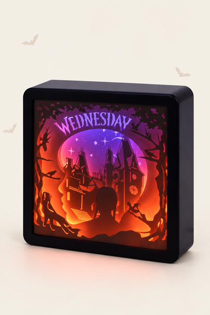 Led lichtbox wednesday addams met silhouet en maan met het licht aan