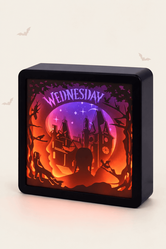 Led lichtbox wednesday addams met silhouet en maan met het licht aan