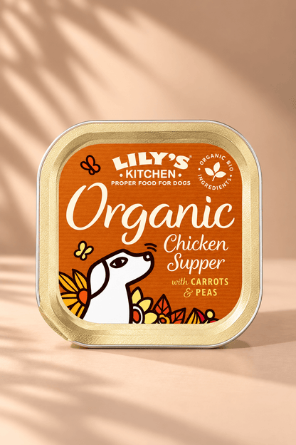 Lily's Kitchen Organic Chicken Supper biologische hondenvoeding in goudkleurig bakje met kip, wortelen en erwten, 150 gram.