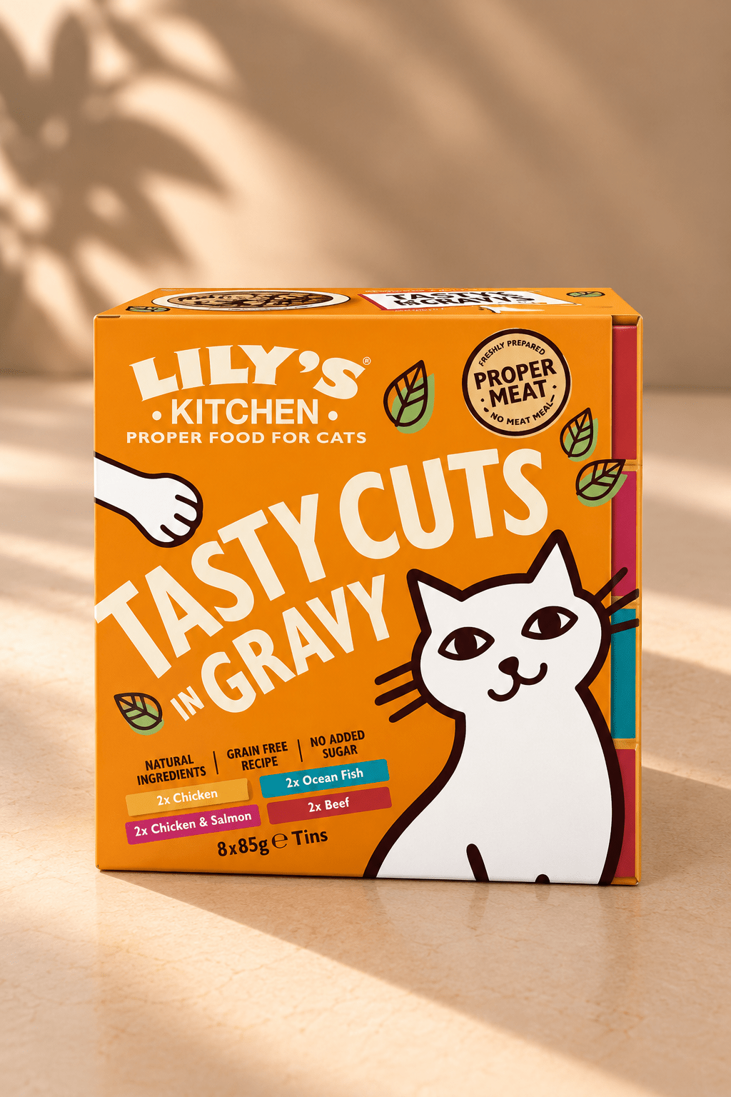 Lily's Kitchen Tasty Cuts kattenvoer multipack met vier smaken, oranje verpakking met witte kat en 8 blikjes van 85 gram.