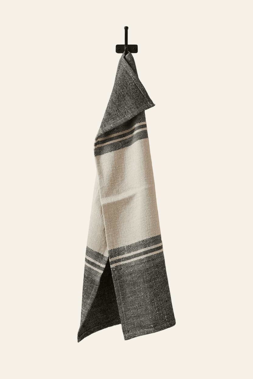 Linen Dash keukenhanddoek in streeppatroon hangend aan en hanger aan de muur