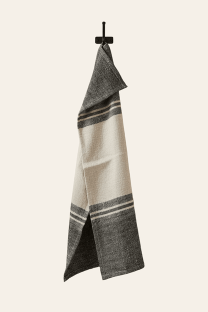 Linen Dash keukenhanddoek in streeppatroon hangend aan en hanger aan de muur