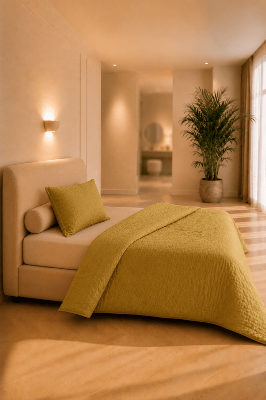 Olijfgroen gewassen linnen beddengoed in een rustige slaapkamer met hout en natuurlijke interieurkleuren