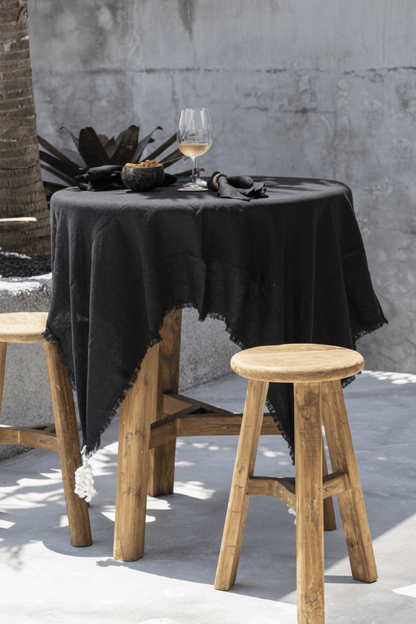 Linnen zwart tafelkleed op een gedekte tuintafel op het terras 150 x 150 cm