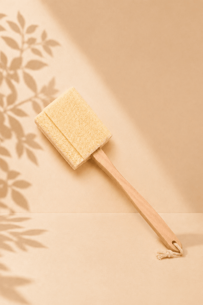 LMW Wellness-Care Loofah borstel met een lang houten handvat, productaanzicht