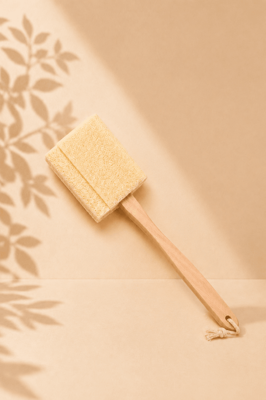 LMW Wellness-Care Loofah borstel met een lang houten handvat, productaanzicht