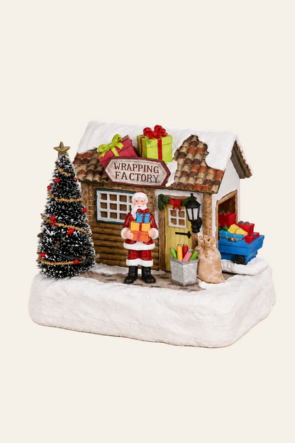 LuVille kerstdorp inpakfabriek met kerstman, cadeaus, besneeuwde kerstboom en verlichting uit.