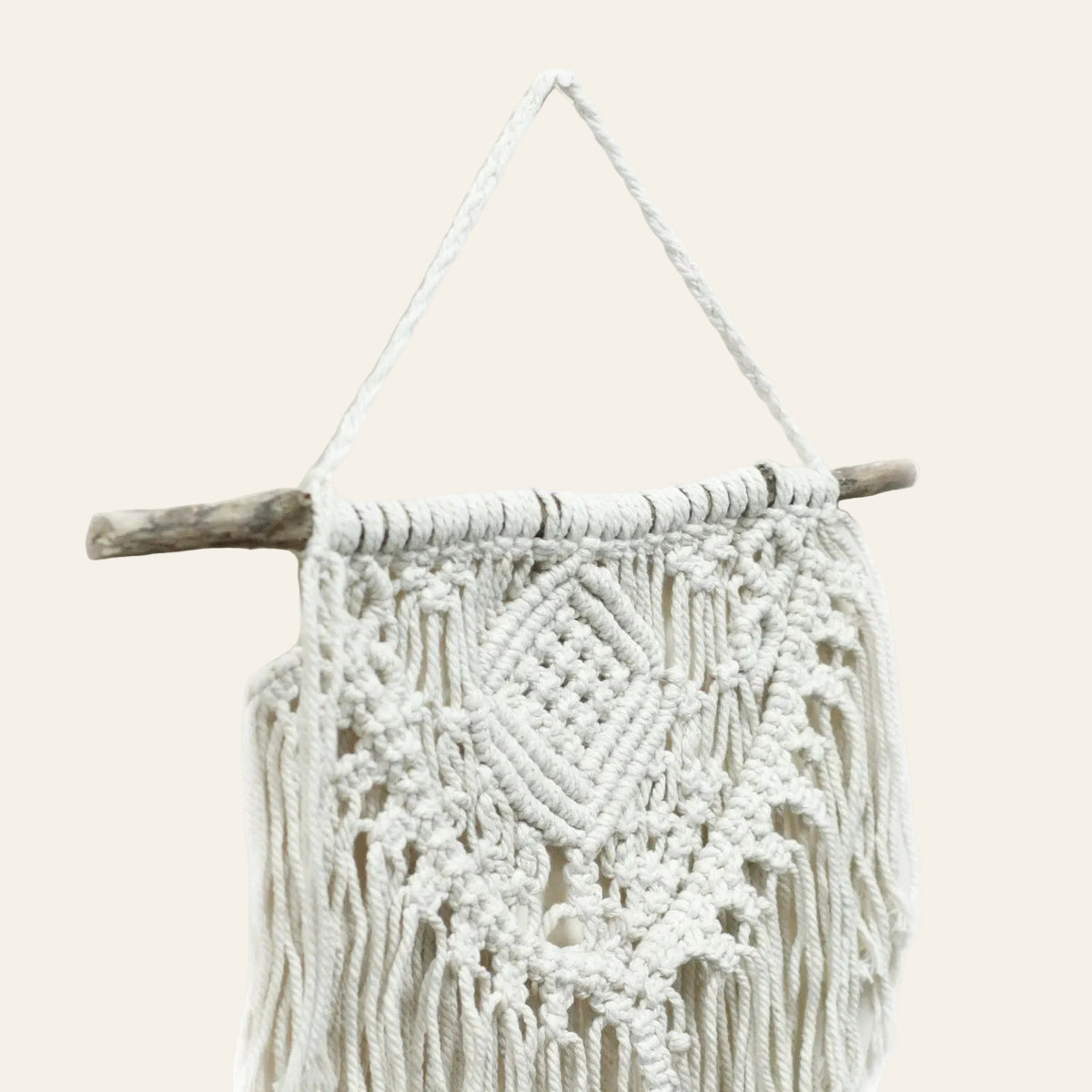 Naturel macramé wanddecoratie Home & Heart met houten ophangtak, gevlochten patronen en lange franjes met bovenaanzicht