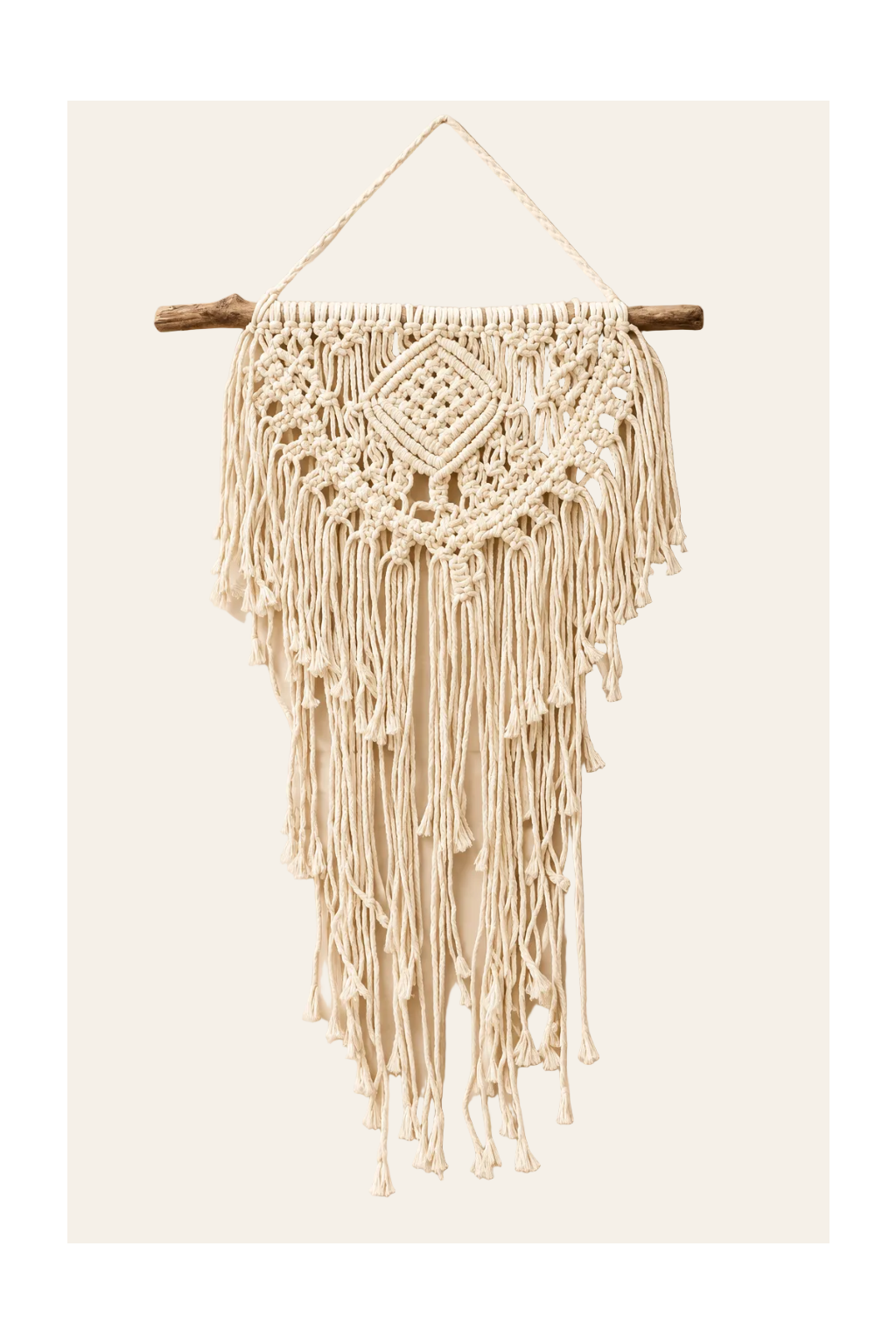 Naturel macramé wanddecoratie Home & Heart met houten ophangtak, gevlochten patronen en lange franjes op een lichtbeige achtergrond.