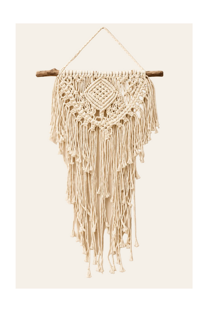 Naturel macramé wanddecoratie Home & Heart met houten ophangtak, gevlochten patronen en lange franjes op een lichtbeige achtergrond.