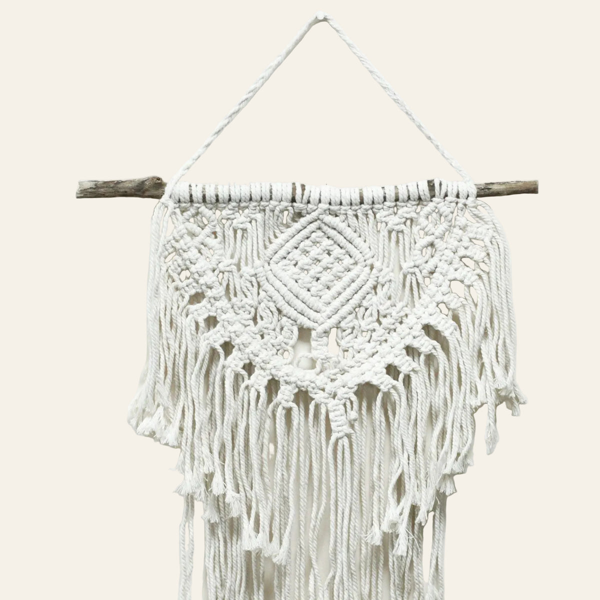 Naturel macramé wanddecoratie Home & Heart met houten ophangtak, gevlochten patronen en lange franjes op vooraanzicht