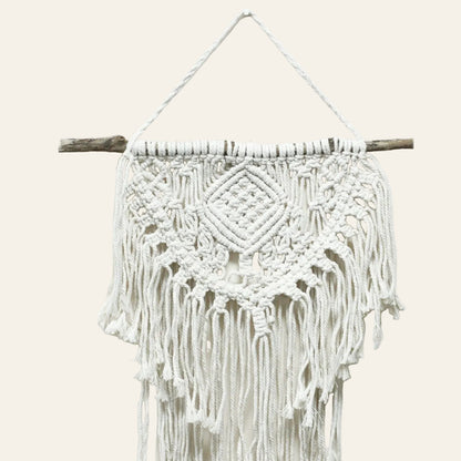 Naturel macramé wanddecoratie Home & Heart met houten ophangtak, gevlochten patronen en lange franjes op vooraanzicht
