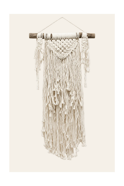 Handgemaakte crèmekleurige macramé wanddecoratie Natuurlijke overvloed met houten ophangtak, verfijnde knooppatronen en lange franjes op een lichtbeige achtergrond.