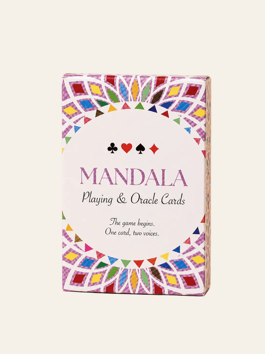 Mandala speel- en orakelkaarten – Kaleidoscope Symmetry op een licht beige achtergrond als productfoto