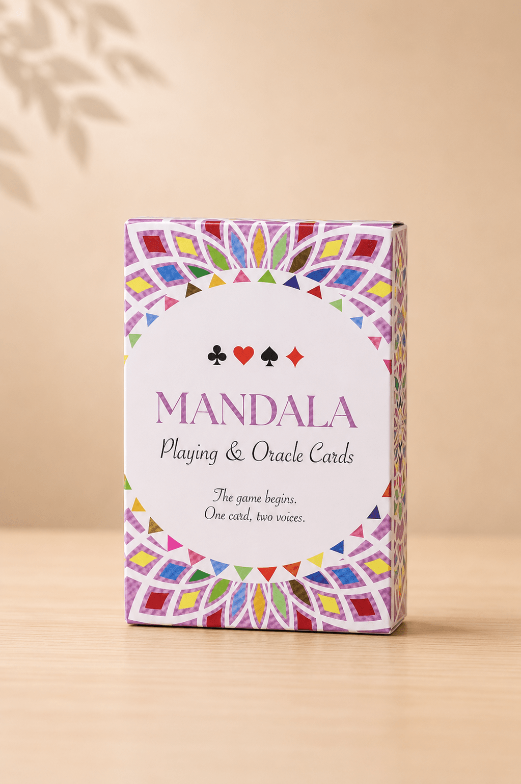 Mandala speel- en orakelkaarten – Kaleidoscope Symmetry op een beige gebladerde achtergrond