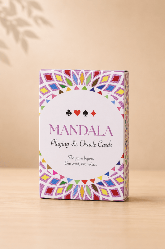 Mandala speel- en orakelkaarten – Kaleidoscope Symmetry op een beige gebladerde achtergrond