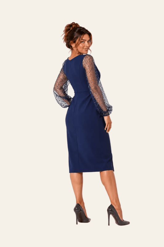 Achteraanzicht van marineblauwe LMB Boutique avondjurk met paillettenmouwen.