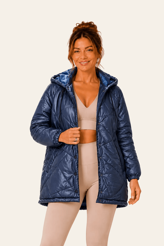 Vooraanzicht van marineblauwe gewatteerde LMB Boutique damesjas met capuchon, ritssluiting en tailleband.