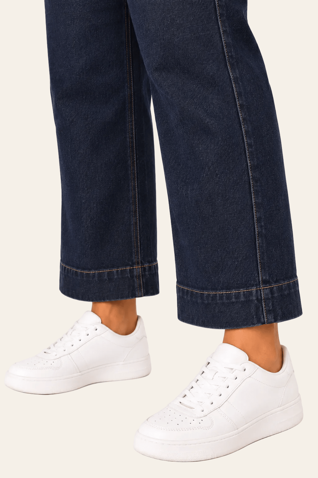 Detail van snit, naad en zoom van marineblauwe straight leg damesjeans.
