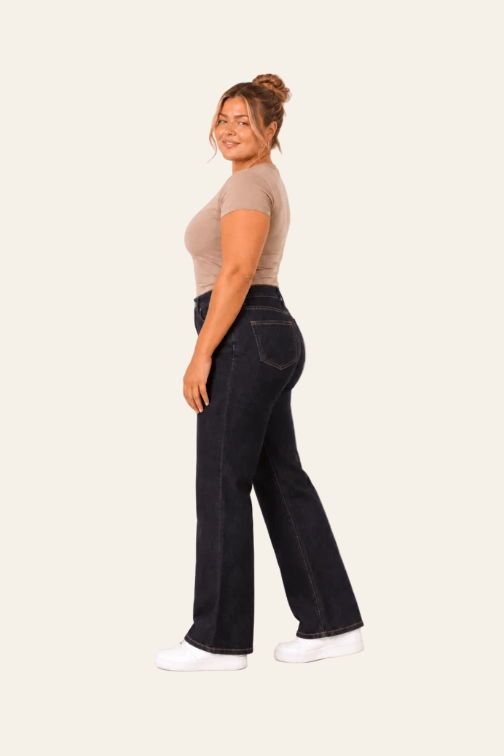 Aanvullend zijaanzicht van marineblauwe straight leg damesjeans met hoge taille.