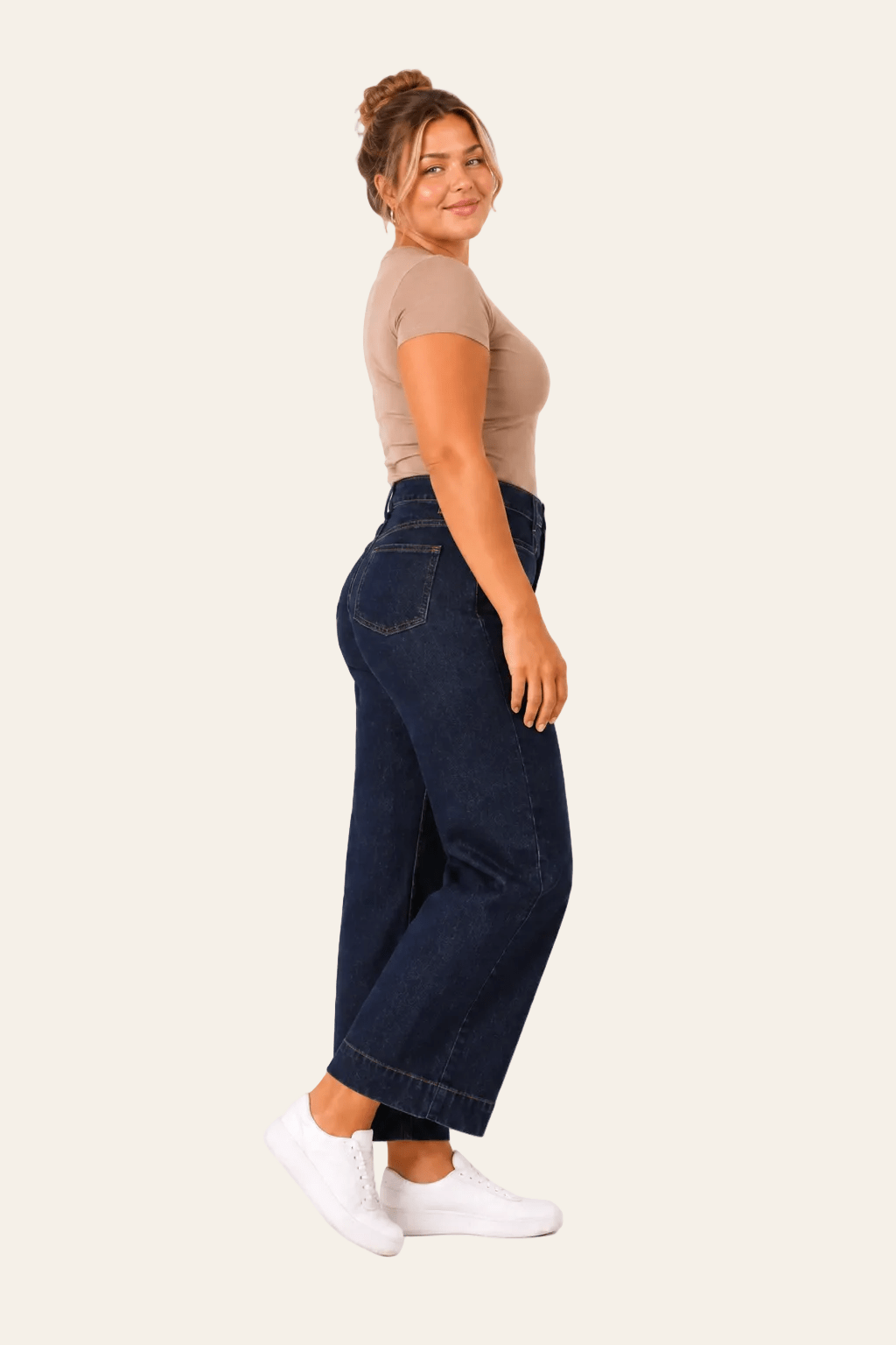 Zijaanzicht van marineblauwe straight leg damesjeans met rechte pijpen.