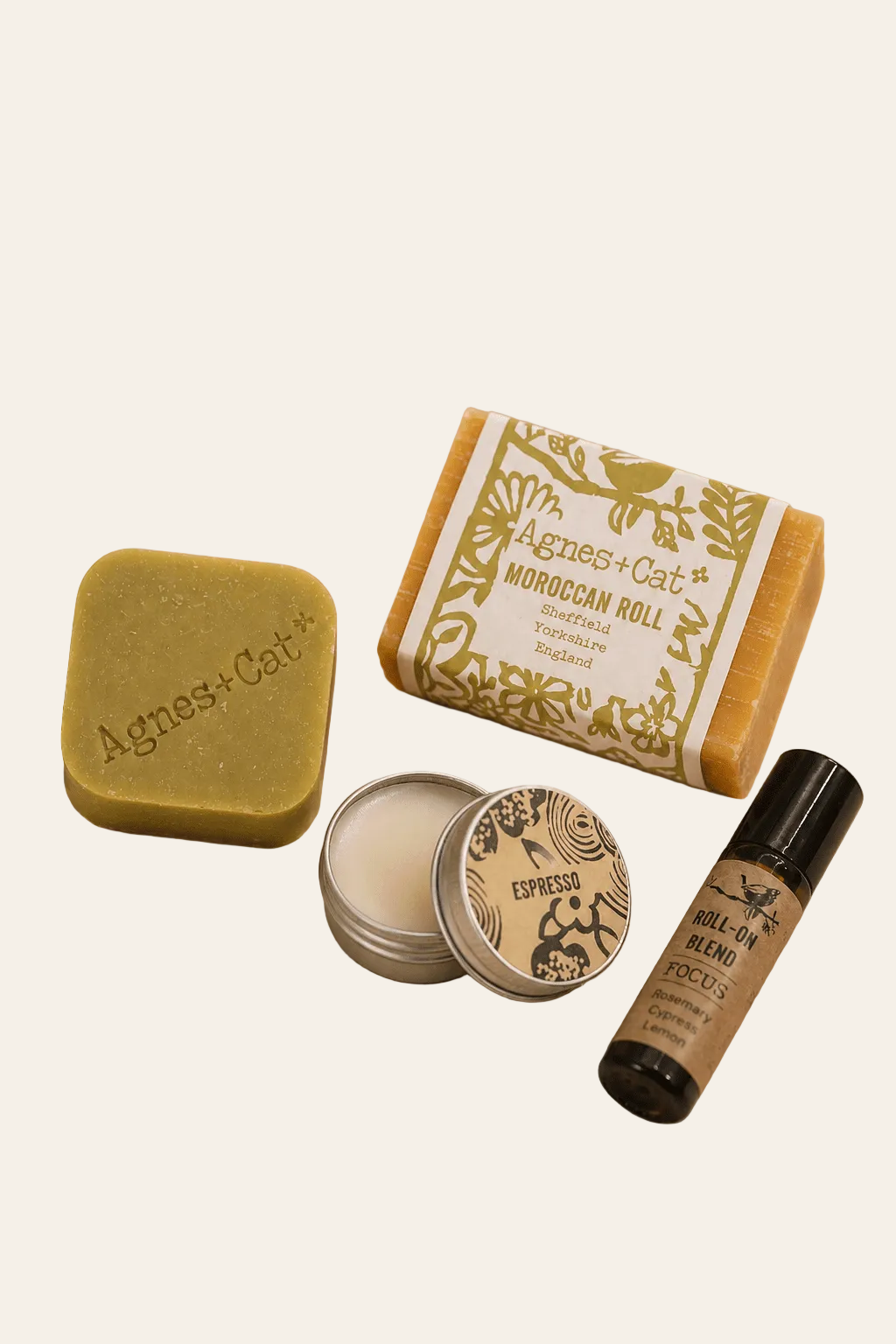  Marokkaanse ochtend wellnessgeschenkset bestaand uit marokaanse rolzeep, shampoobar, espresso lippenbalsem, essentiële olie roll-on – mix van rozemarijn, cipres en citroen voor de polspunten als productfoto