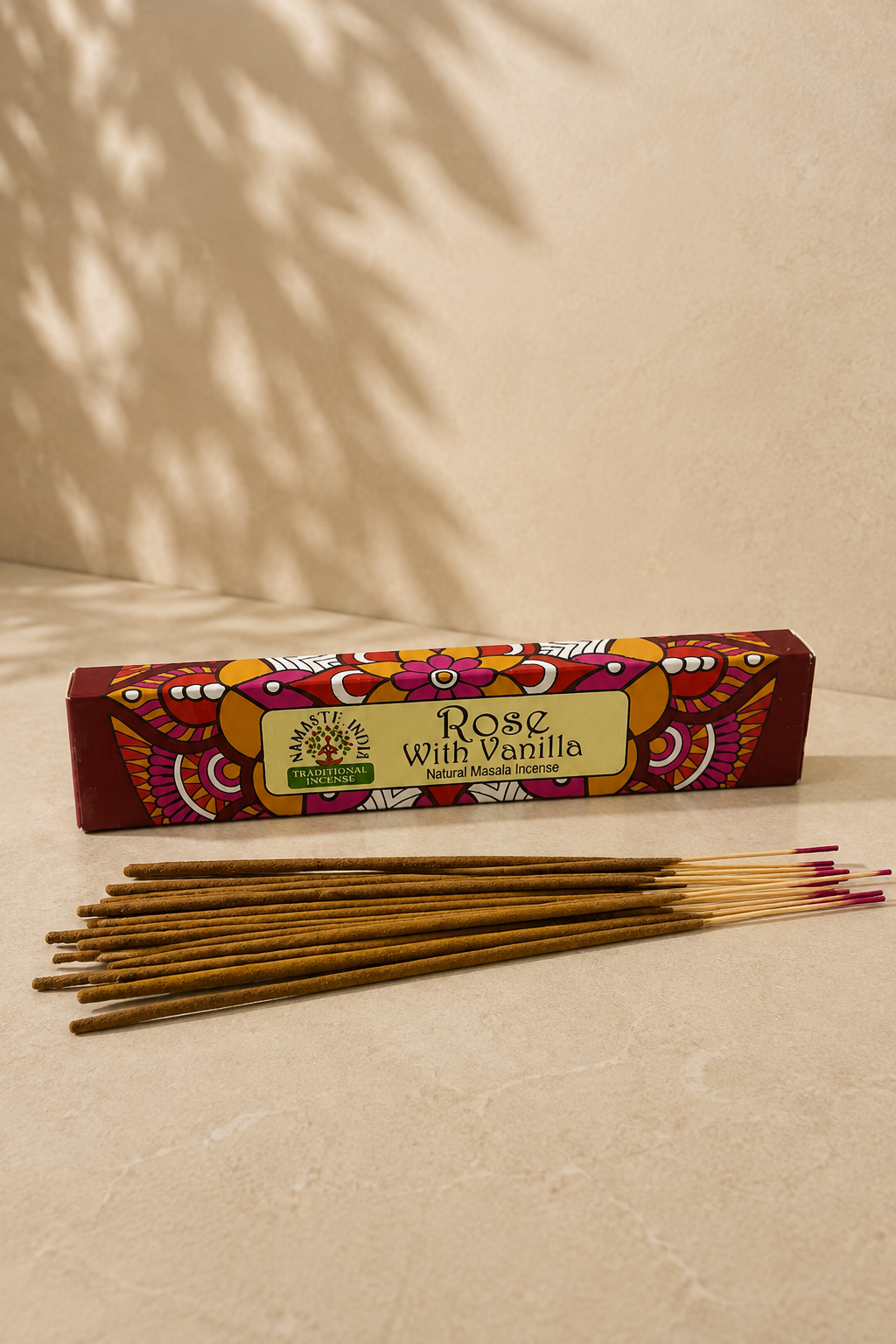 Masala wierookstokjes met de geur van rozen en vanille in een lifestyle foto met beige achtergrond
