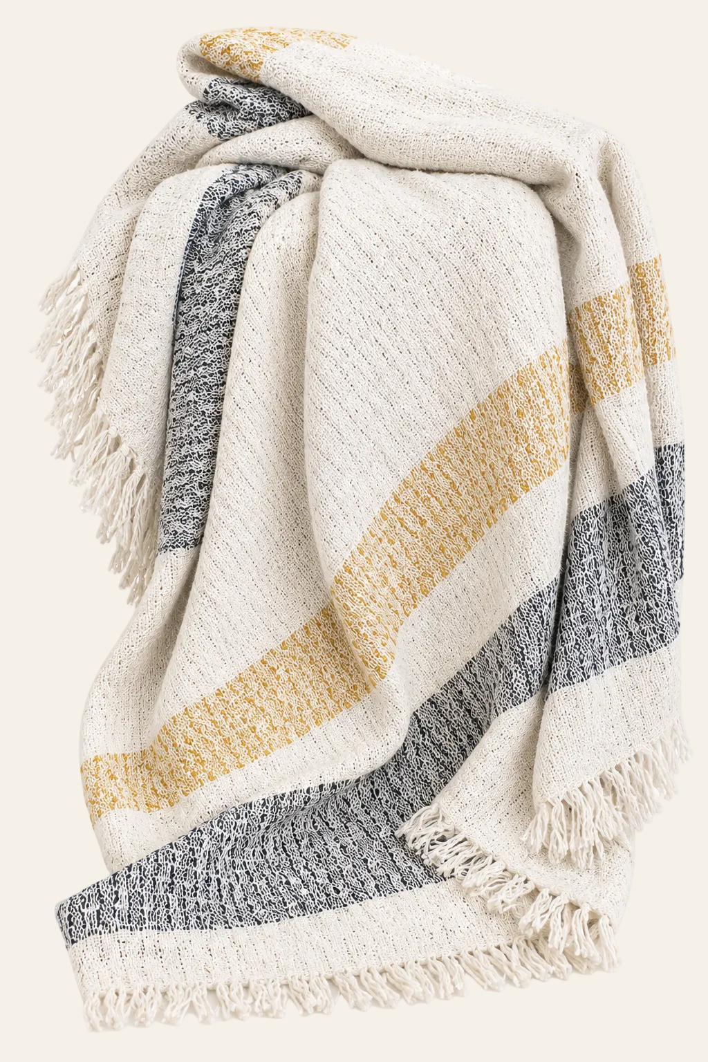Mellow Mattala geweven katoenen plaid 125x150 cm in crème met gouden en diepgrijze strepen en decoratieve franjes op een neutrale achtergrond.