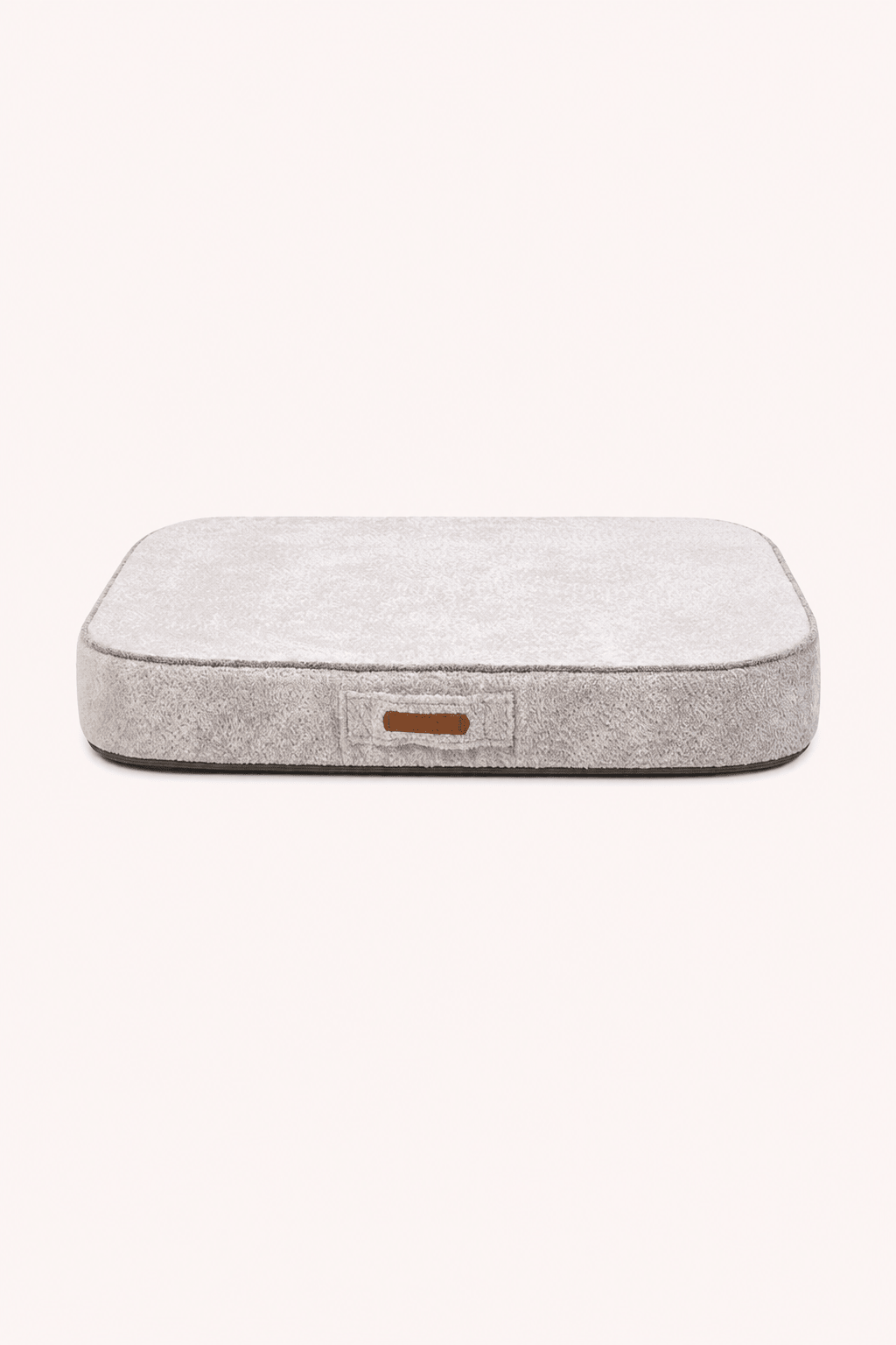 Merlin beige orthopedisch hondenmatras op legale achtergrond kleur
