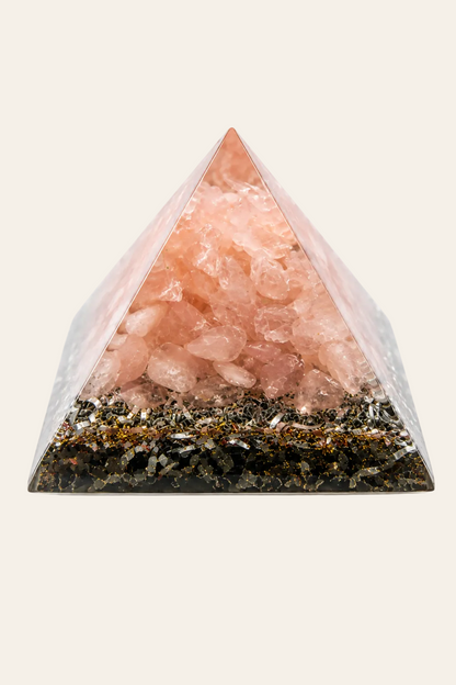 Mini piramide van rozenkwarts orgoniet met koper