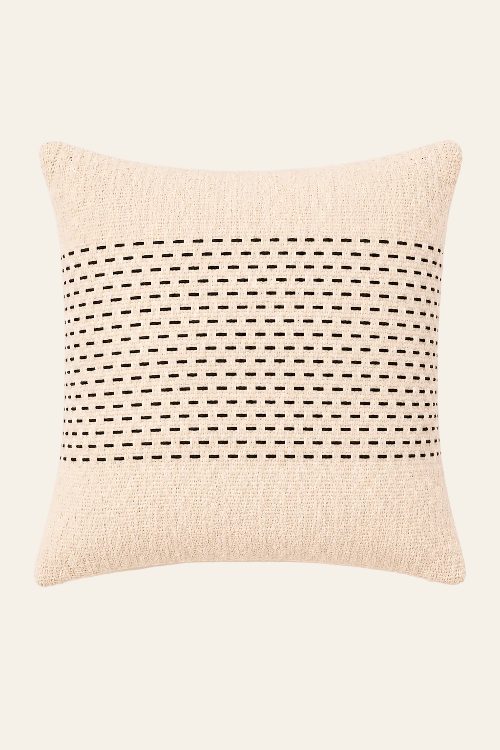 Misty kussenhoes in naturelkleur met zwartkleurig geweven patroon 50 × 50 cm, met aandacht voor materiaal, structuur en proportie.