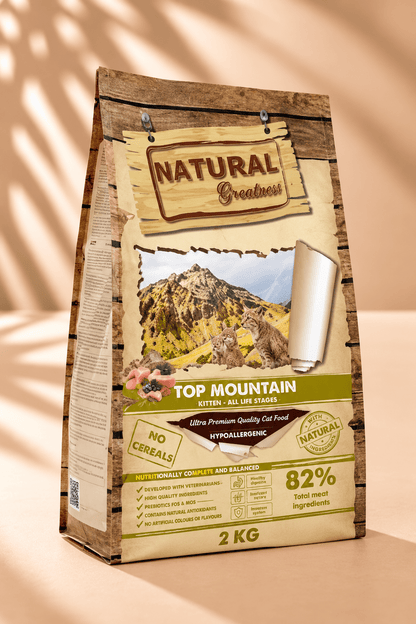 Natural Greatness Top Mountain kattenbrokken 2 kg met konijn voor kittens en volwassen katten, op warme beige productachtergrond