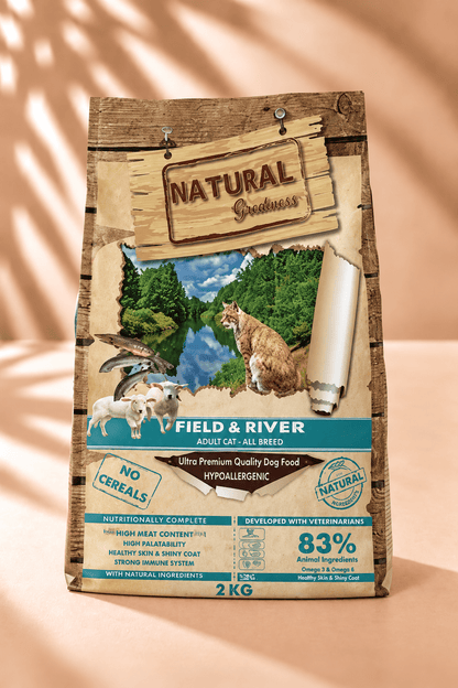 Natural Greatness Field & River kattenvoer 2 kg zak met zalm en lam voor volwassen katten op warme beige productachtergrond