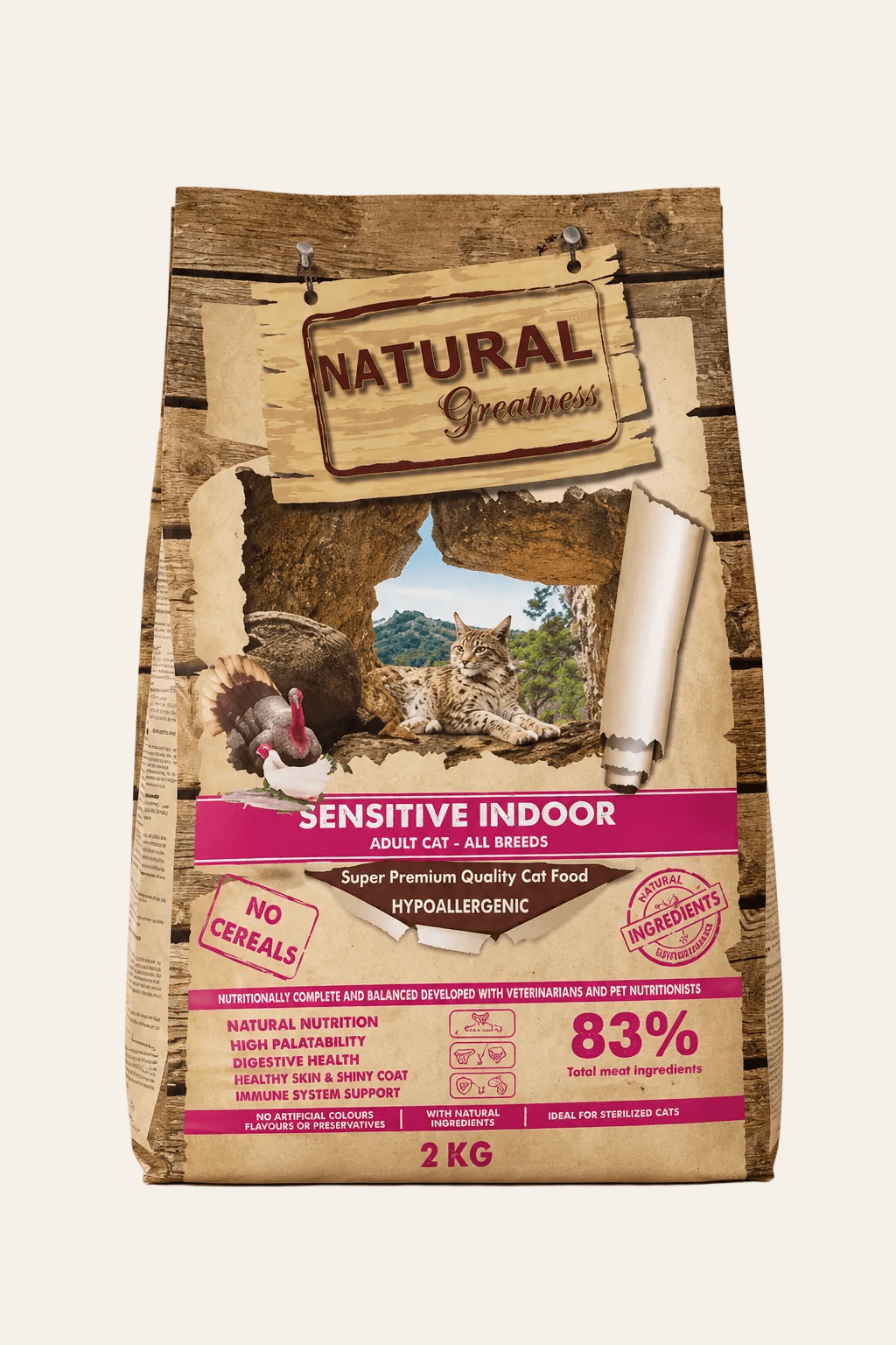 Natural Greatness Sensitive Indoor kattenbrokken 2 kg met kip en kalkoen voor volwassen binnenkatten op beige achtergrond