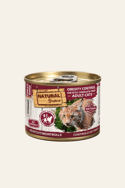 Natural Greatness Obesity Control graanvrij dieetnatvoer voor katten met overgewicht, blik van 200 gram op beige achtergrond.